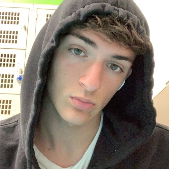 Meet your Posher, Braxton - Picture 5 of 6